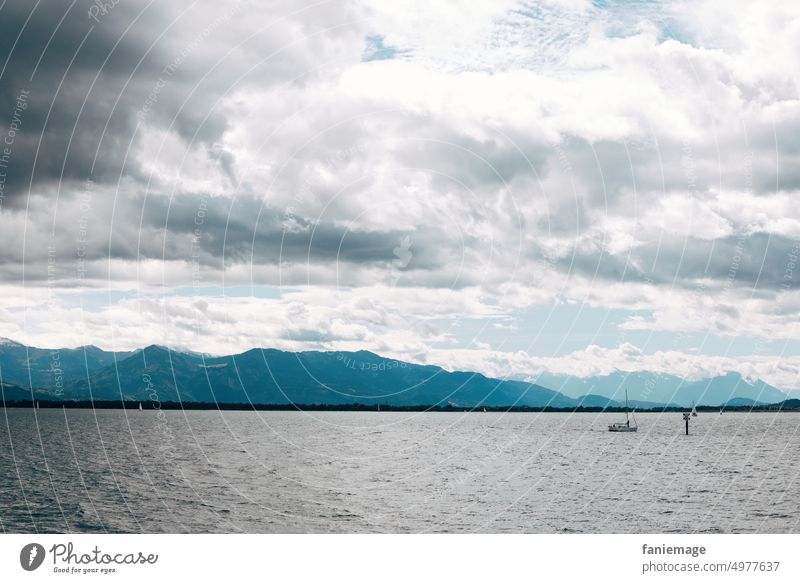 Bodenseedramatik sehen Landschaft wolken Spiegelung wolkig bewölkt Regenwetter schlechtes nasser blau Blautöne Schiff Segelschiff Berge Lindau Wasser am Wasser