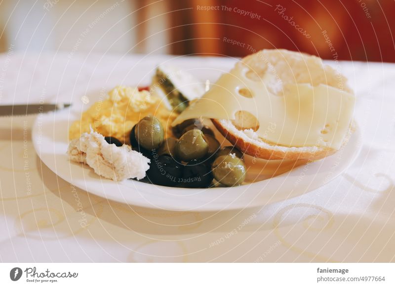 mediterranes Frühstück gesund herzhaft olivgrün Feta Schafskäse Käse Gouda emmentaler Brot Mezze Kassiererin Mahlzeit Stadt Essen Rührei Ei lecker schlemmen