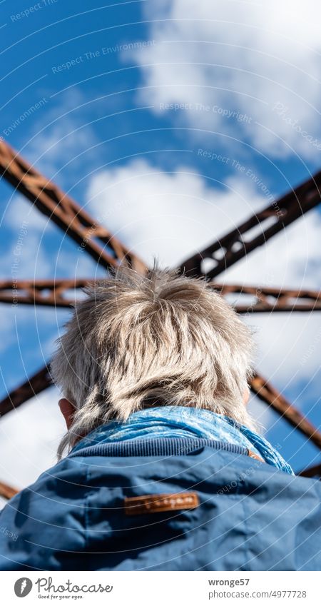 Kopfschmuck Brücke Eisenbahnbrücke Stahlträger historische Eisenbahnbrücke Froschperspektive Frau Rückansicht Außenaufnahme Farbfoto Himmel Bauwerk