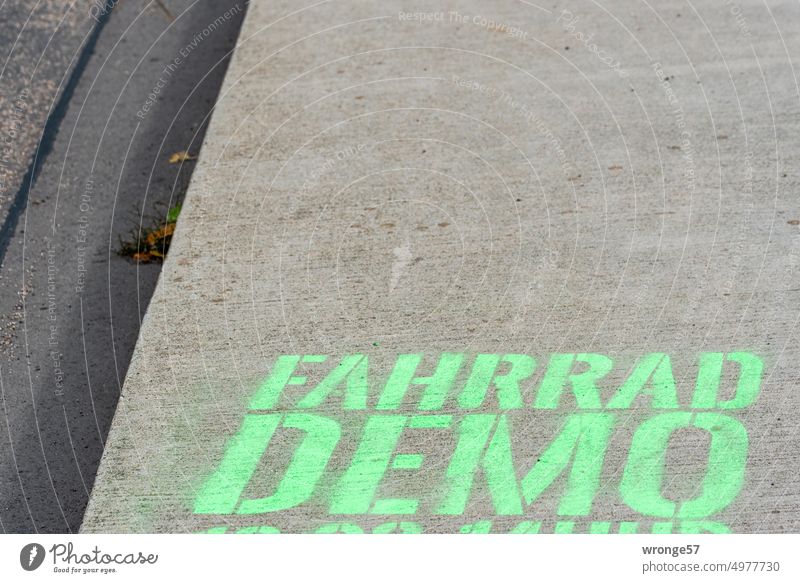 FAHRRADDEMO - Aufruf zur Demo mit grüner Farbe auf den Beton gesprüht Fahrraddemo grüne Farbe Graffito Betonboden Wege & Pfade Fußweg Straße Menschenleer