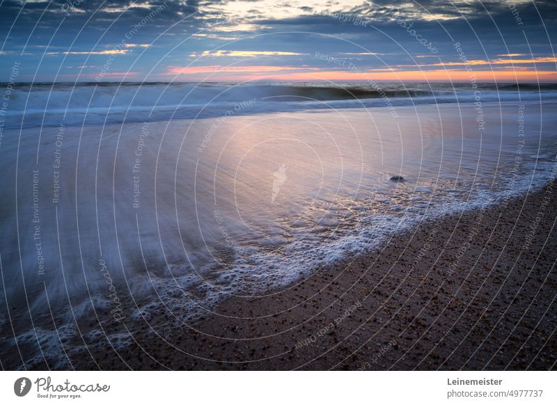 Wellen am Nordseestrand am Abend Sonnenuntergang Wolken Dänemark Bewegungsunschärfe Sand Meer Horizont Wind Urlaub