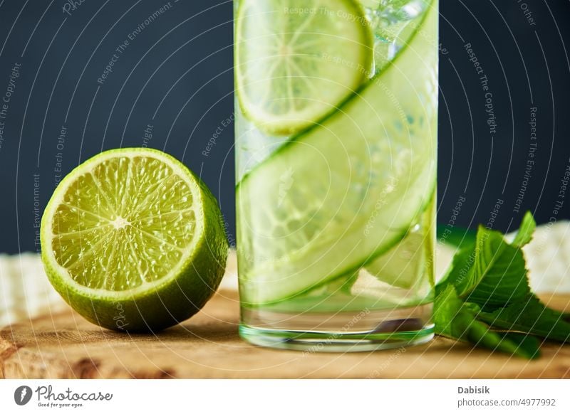 Entgiftungs-Erfrischungsgetränk. Limonade mit Limette und Gurke Entzug Wasser trinken Salatgurke Kalk grün Saft erfrischend Frische Glas Frucht organisch