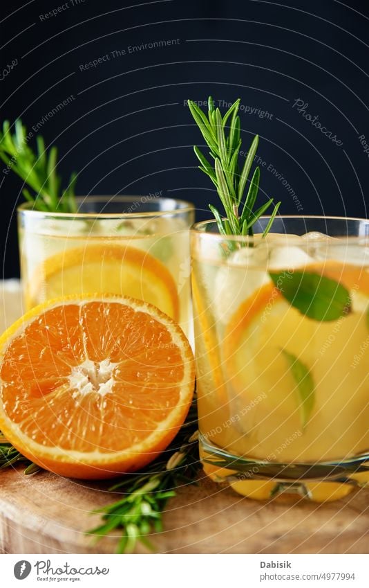 Glas Orangenlimonade auf dunklem Hintergrund Limonade Erfrischung Sommer Getränk orange trinken Saft Alkohol Vitamin tropisch Geschmack süß Scheibe Rosmarin