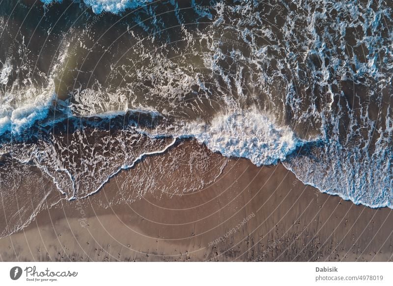 Küstenlinie mit Meereswellen und Sandstrand, Ansicht von oben MEER Wellen Antenne Strand Top Wasser blau Hintergrund Ufer Sommer tropisch sandig Natur reisen
