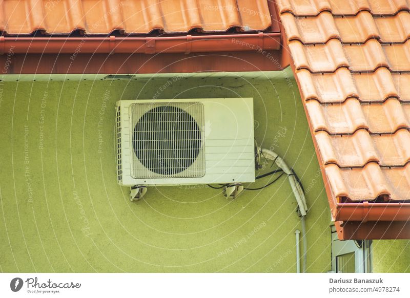 Die Klimaanlage hängt an der Wand des Gebäudes Gerät Konditionierer elektrisch Temperatur Air kühlen Kraft Kompressor Konditionierung Technik & Technologie