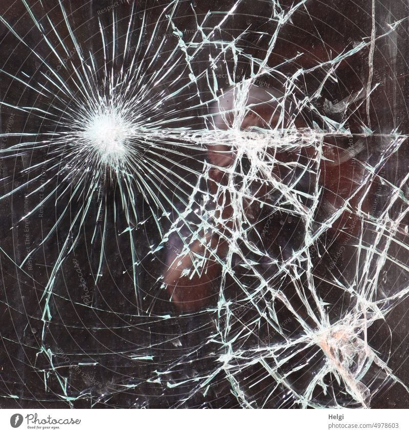 seltsam | gesprungenes Glas einer Schaufensterscheibe Scheibe Glasscheibe zersprungen kaputt zerstört Vandalismus Beschädigung Zerstörung gebrochen Fenster Riss