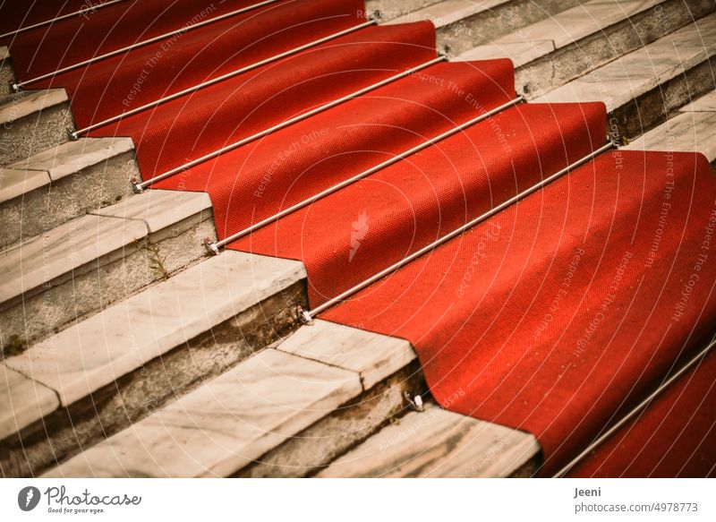 Roter Teppich auf Steintreppe rot Stufen Treppe Treppenstufen Veranstaltung Kultur Perspektive elegant Feste & Feiern Reichtum Erfolg Stil Lifestyle Show Ehre