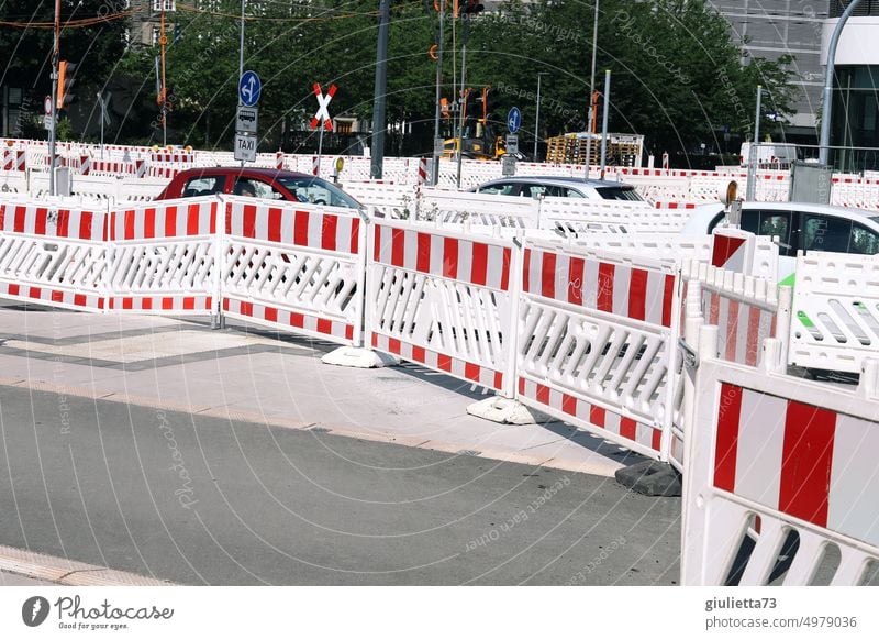 Großbaustelle Innenstadt Chemnitz Baustelle Straßenverkehr Straßensperre Absperrung gesperrt Verkehr Umleitung rot weiß straßenabsperrung kein durchgang nervig