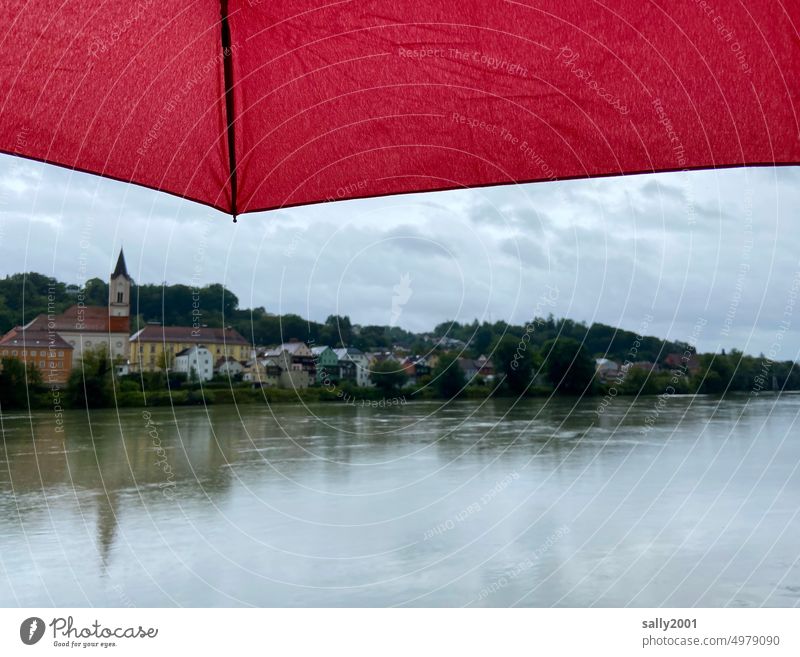 Passau im Regen Regenschirm Wolken Inn Innstadt schlechtes Wetter nass Schutz Fluss Dreiflüsse-Stadt rot Bayern Niederbayern regnerisch Spiegelung trüb