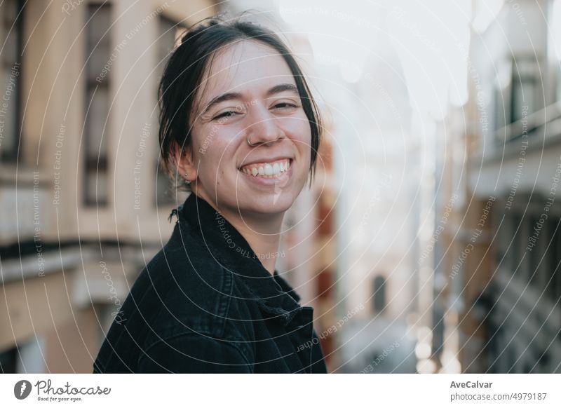 Porträt der jungen Frau lächelnd in die Kamera in städtischen bunten Landschaft in der Stadt. Fröhlich, glücklich und sorglos. Neuer Lebensstil. Casual Kleidung in der täglichen Routine