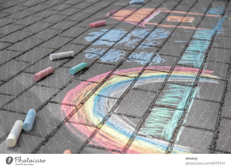 Regenbogen mit Gras, Haus und Wolken, gemalt mit farbiger Kreide auf einem Weg auf der Straße im Freien Kunst zeichnen Aktivität Kindheit farbenfroh kreativ