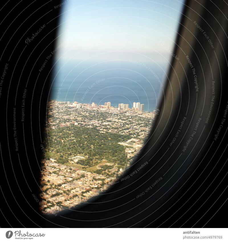 Flug über den Lake Michigan Flieger Flugzeug Luftverkehr fliegen Himmel Fenster Ferien & Urlaub & Reisen USA Nordamerika Chicago Anflug Aussicht blau skyscraper