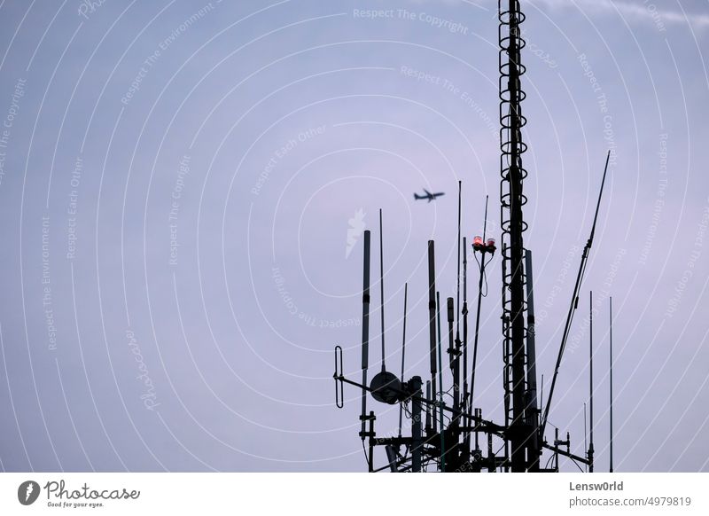 Telekommunikationsantenne gegen den Abendhimmel Antenne blau Ausstrahlung Rundfunksendung Zelle Mitteilung Gerät Frequenz industriell Industrie Metall Mobile