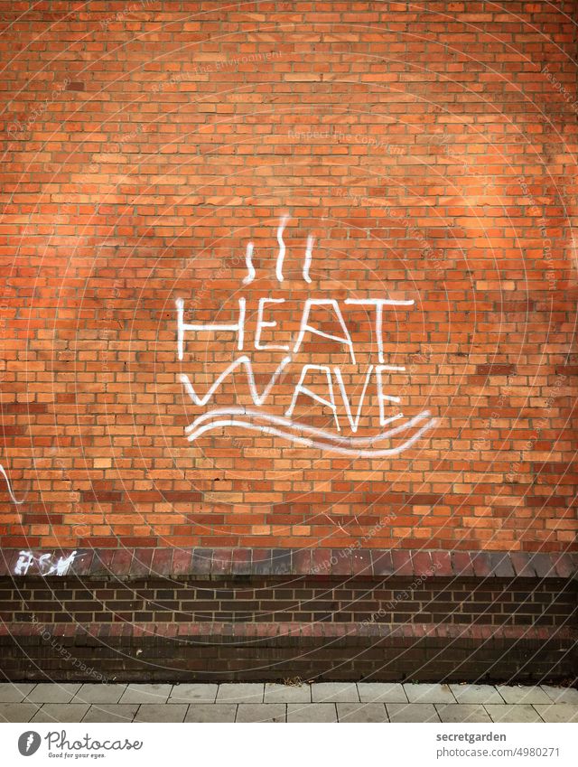 35° Hitzewelle Klima Wand Graffiti Klimawandel Sommer Extrem Extremereignis Umwelt Außenaufnahme Trockenheit trocken heiß Dürre Menschenleer Klimakrise Boden