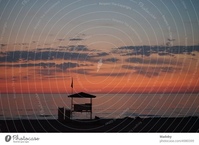 Silhouette eines Hochsitz nach Sonnenuntergang am Strand von Inkumu am Schwarzen Meer bei Bartin an der Schwarzmeerküste in der Türkei	 letzten Monat eingereicht