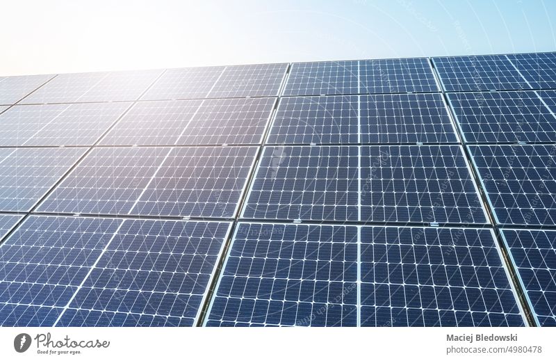 Bild von abgenutzten Photovoltaikmodulen im Sonnenlicht. pv Solarzellenpanel Kraft Energie elektrisches Solarpanel Modul solar Panel RES Ökostrom Himmel Foto