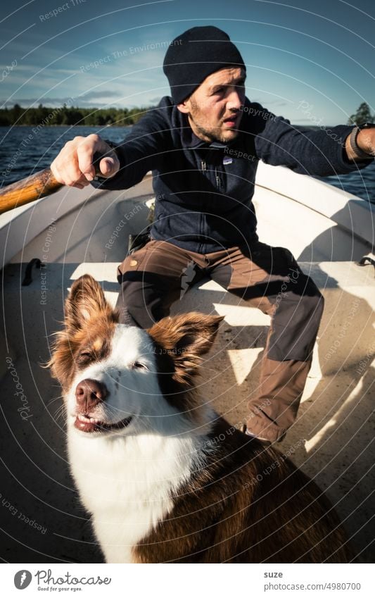 Einer lacht immer ;) Hund Reinrassig Haustier Mann Ruderboot Wasser See Seeufer Rudern tierisch Bootsfahrt Ferien & Urlaub & Reisen Ausflug Außenaufnahme Sommer