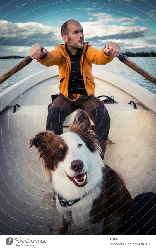 Mein Partner mit der kalten Schnauze … und Hund ;) Boot Ruderboot Rudern Urlaub Schweden See Mann Ferien & Urlaub & Reisen Wasser Mensch Abenteuer Farbfoto