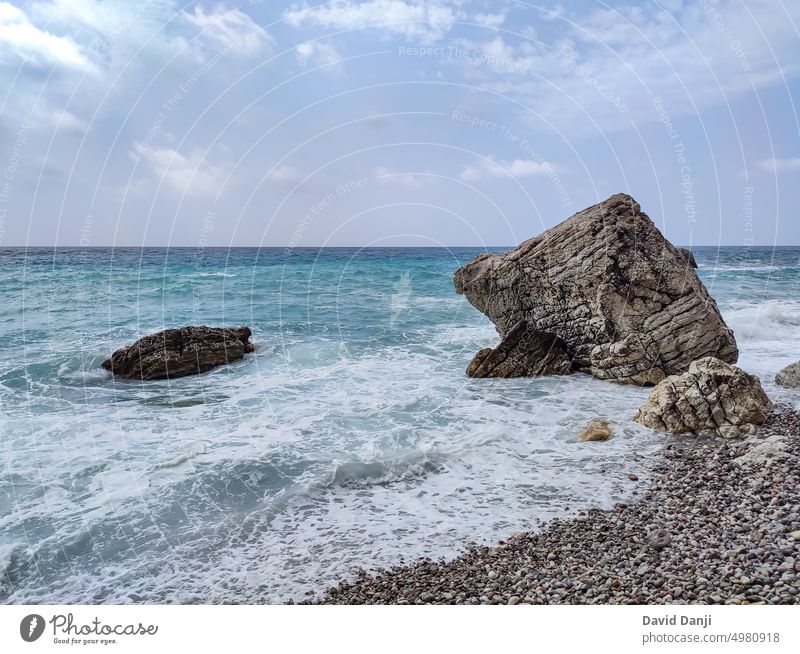 Meer in Petrovac na Moru, Montenegro adriatisch Hintergrund Balkan Strand Strandlandschaft Strandleben schön Schönheit blau Blauer Himmel Boot Klippe Cloud