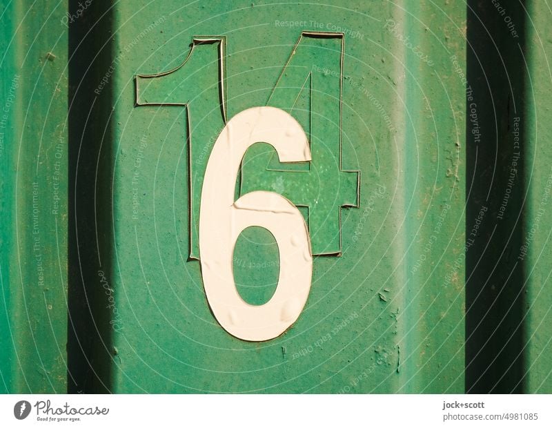 14 + 6 = 164 Nummer Wandel & Veränderung Oberfläche grün verwittert Typographie Firnis geklebt Schilder & Markierungen authentisch Ablösung Zahn der Zeit