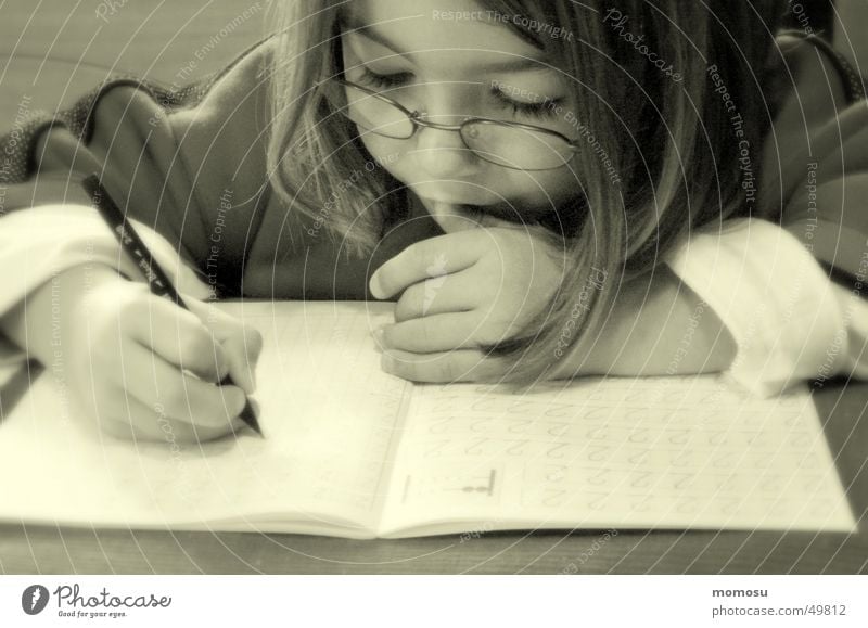 ..der Ernst des Lebens Kind Mädchen Schüler Schreibstift Schule lernen Zeitschrift taferklassler Schulkind Hausaufgabe anstrengen