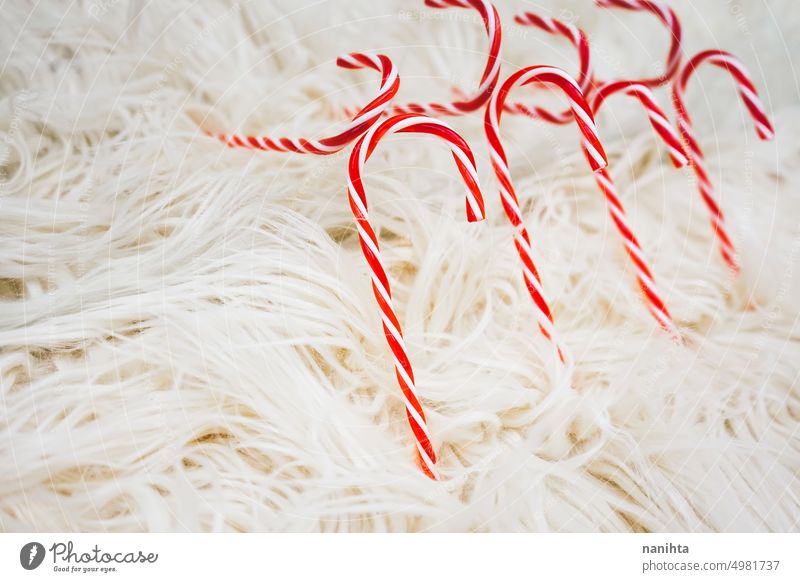 Weihnachtlicher Hintergrund mit klassischen Zuckerstangen über einem weichen Teppich Weihnachten Bonbon Stöcke rot weiß fluffig Veranstaltung Party Tapete