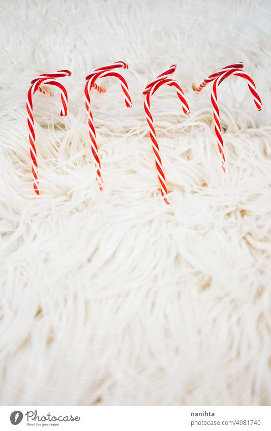 Weihnachtlicher Hintergrund mit klassischen Zuckerstangen über einem weichen Teppich Weihnachten Bonbon Stöcke rot weiß fluffig Veranstaltung Party Tapete
