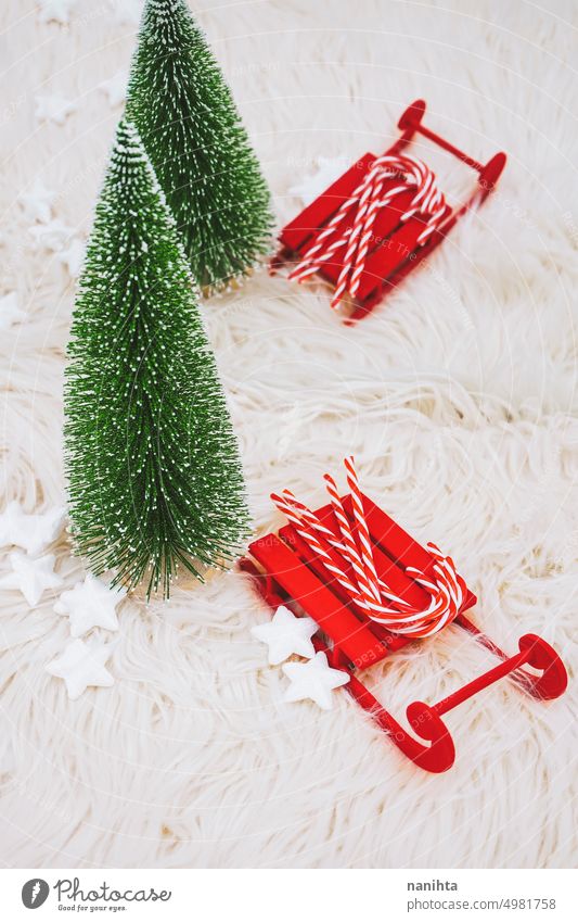Bunte Weihnachtsdekoration mit klassischem Weihnachtsspielzeug Weihnachten Hintergrund Winter Dekoration & Verzierung Baum Feiertage Vorabend Party