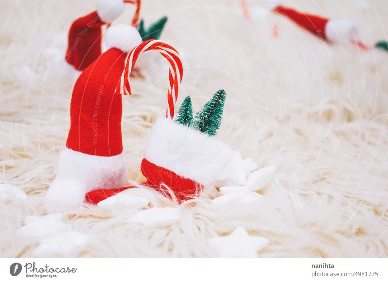 Bunte Weihnachtsbilder mit Weihnachtsmannmütze, Weihnachtsbäumen und Sternen Weihnachten Hintergrund Winter Dekoration & Verzierung Baum Feiertage Vorabend