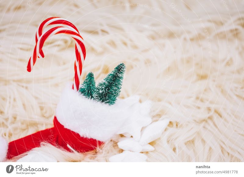 Bunte Weihnachtsbilder mit Weihnachtsmannmütze, Weihnachtsbäumen und Sternen Weihnachten Hintergrund Winter Dekoration & Verzierung Baum Feiertage Vorabend