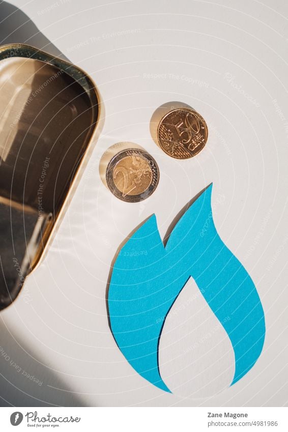 Erdgassymbol mit Münzen und leerer Blechdose Gas Gasverbrauch Benzingeld Einsparung natürliche Ressourcen Gaswirtschaft Gas sparen Ressourcenschonung Schulden