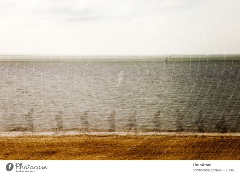 Gehen, nur gehen... Nordsee Wasser Wellen sanft Gischt Strand Sand Mensch wandern Mehrfachbelichtung schauen beobachten Meditation Dänemark