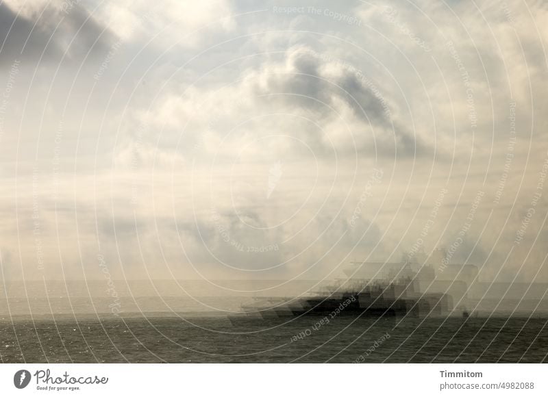 Ein Schiff auf dem Weg zum Hafen Nordsee Meer Himmel Wolken Mehrfachbelichtung surreal Bewegung undeutlich Dänemark Wasser Wellen Horizont dunstig