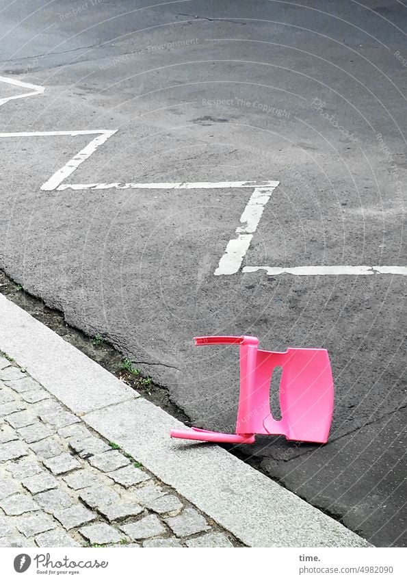 liegender pinker Plastikstuhl an einer Bordsteinkante im Parkverbot Stuhl umgekippt Kunststoff urban Schilder & Markierungen kaputt Bodenbelag Linie