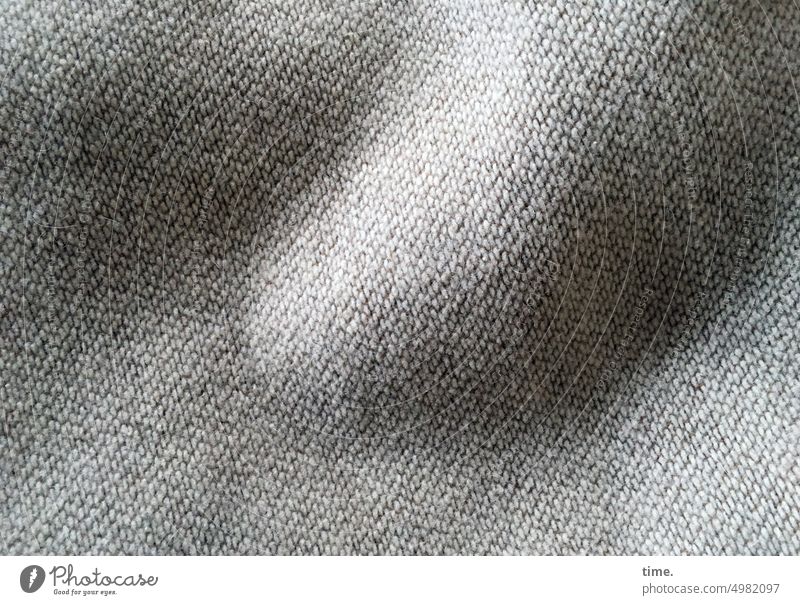 seltsam | Topografie einer Wolldecke Decke Wollstoff Falte gewebt Webstoff Wolle Licht Schatten Schattenwurf Knick Muster Struktur Oberfläche Detailaufnahme