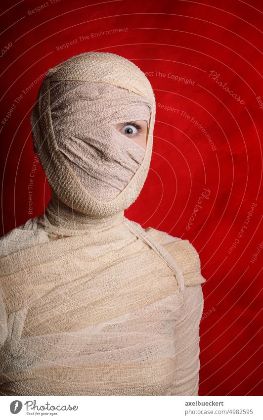 weibliche Mumie Halloween Kostüm Verkleidung horror Entsetzen Frau Schock Terror bizarr Mädchen Mysterium mystisch untot Dämon Phantasie merkwürdig schleichen