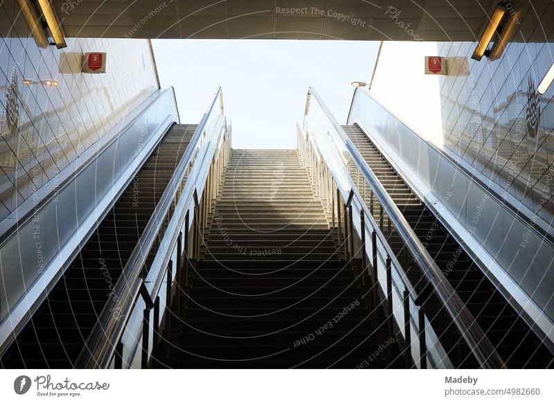 Treppenaufgang mit Rolltreppen einer Metro Station im Sommer bei blauem Himmel und Sonnenschein im Stadtteil Erenköy in Kadiköy in Istanbul am Bosporus in der Türkei
