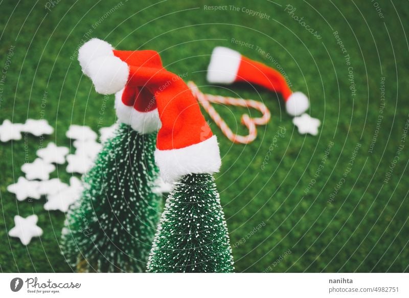 Klassischer Weihnachtshintergrund mit Weihnachtsbaum, Weihnachtsmannmütze und anderem Weihnachtsspielzeug Weihnachten Hintergrund Winter Feiertage Herz
