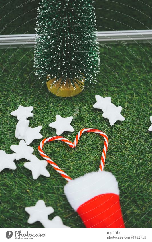 Klassischer Weihnachtshintergrund mit Weihnachtsbaum, Weihnachtsmannmütze und anderem Weihnachtsspielzeug Weihnachten Hintergrund Winter Feiertage Herz