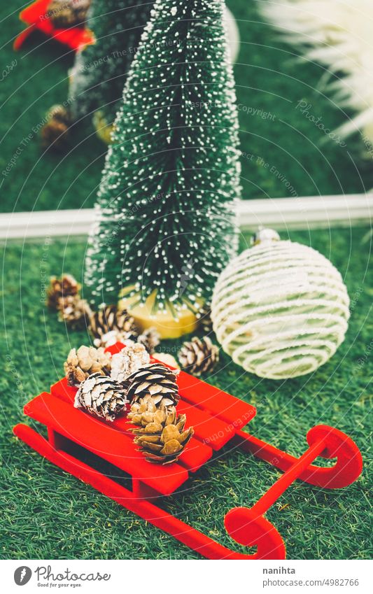 Klassischer Weihnachtshintergrund mit Weihnachtsbaum, Weihnachtsmannmütze und anderem Weihnachtsspielzeug Weihnachten Hintergrund Winter Feiertage