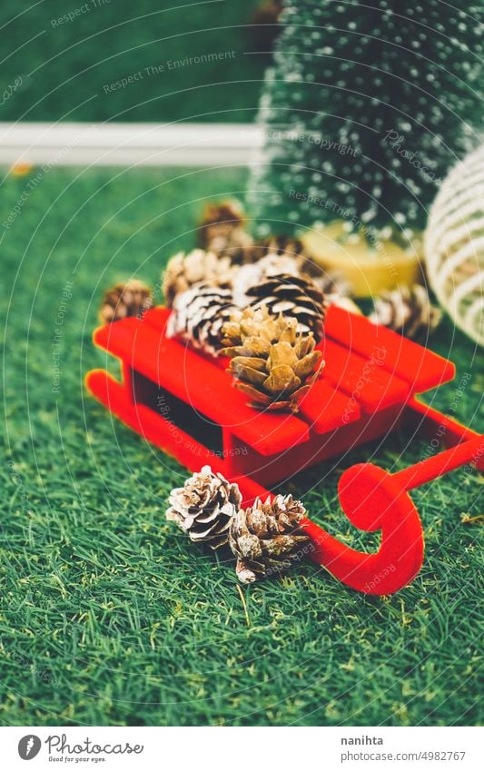Klassischer Weihnachtshintergrund mit Weihnachtsbaum, Weihnachtsmannmütze und anderem Weihnachtsspielzeug Weihnachten Hintergrund Winter Feiertage