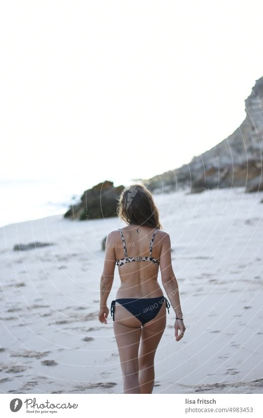 FRAU - BIKINI - AM STRAND - URLAUB Frau Bikini bikinifigur Strand laufen Sommer Ferien & Urlaub & Reisen Meer schön Sand Erholung Außenaufnahme Tourismus