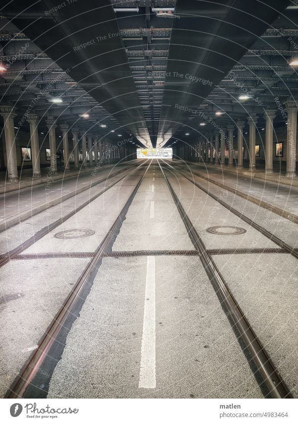 Eisenbahnunterfuehrung Strasse Tunnel Schienen dunkel Verkehr Verkehrswege Schienenverkehr Gulli Mittelstreifen Markierung