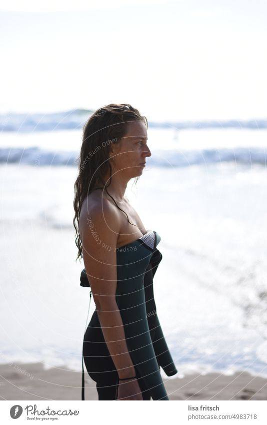 SURFERIN - WARTEN - WETSUITE Frau 30-35 Jahre Erwachsene 30s brünett Locken Wetsuit Surferin Strand Meer Wasser Tourismus Ferien & Urlaub & Reisen feminin