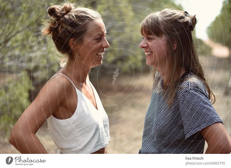 SCHWESTERN - HERZ Schwestern Frauen 25-35 Jahre lachen Freundschaft hübsch Freundinnen Zusammensein Freude Fröhlichkeit Glück Lächeln Erwachsene jung
