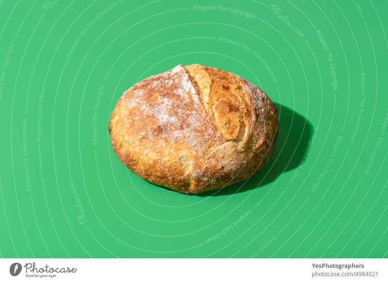 Hausgemachtes Weißbrot minimalistisch auf einem grünen Hintergrund oben Kunstgewerbler gebacken Bäckerei Brot hell braun Kohlenhydrate Nahaufnahme Farbe Kruste