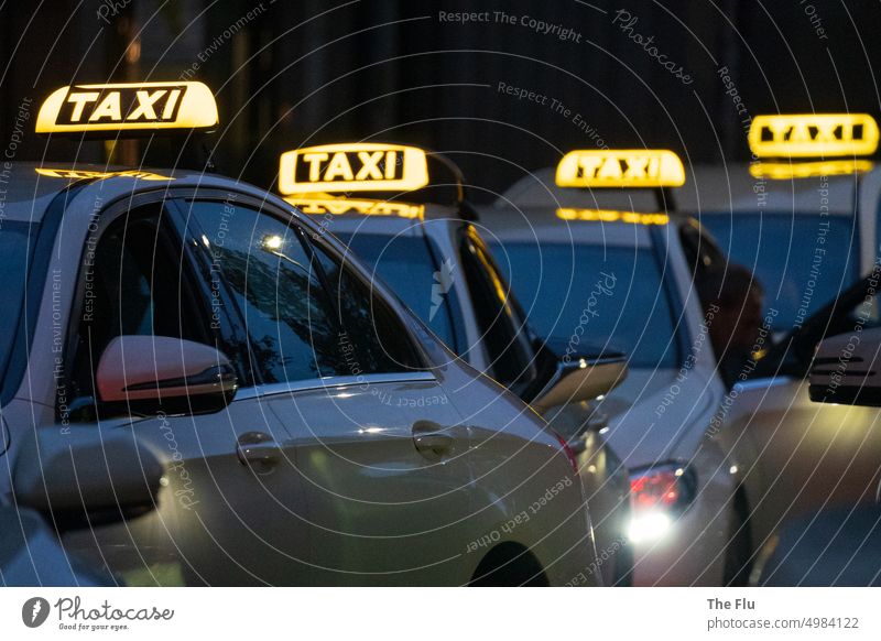 Freie Taxis Taxistand Taxifahrer Taxifahrzeug PKW Verkehrsmittel Fahrzeug Autofahren Personenverkehr Außenaufnahme Straßenverkehr Stadt Nacht Licht Mobilität