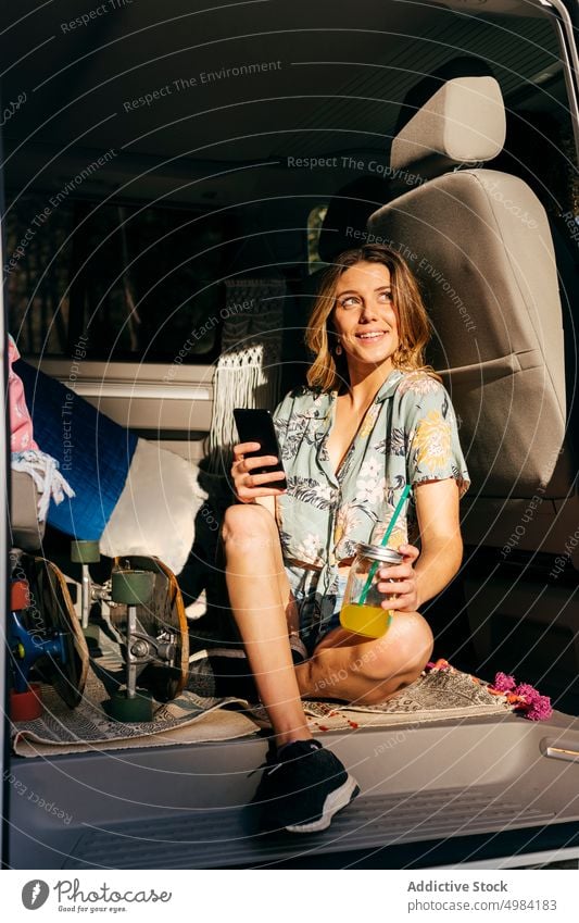Blonde hübsche Frau in einem Minivan mit ihrem Smartphone Ausflug Menschen reisen Sommer Glück Sitzen Straße Lächeln jung PKW Sonne digital Transport Telefon