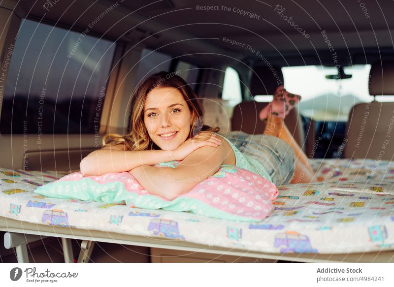 Blonde hübsche Frau ruht sich in einem Wohnwagen aus Ausflug Menschen reisen Sommer Glück Lügen Straße Lächeln jung PKW Sonne Transport Teenager Kaukasier