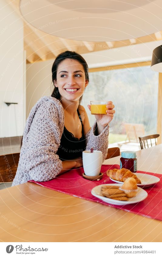 Junge Frau beim Frühstück Tasse Fenster Raum hispanisch Dame attraktiv Becher trinken jung groß schön Gericht gemütlich heimwärts ruhen sich[Akk] entspannen